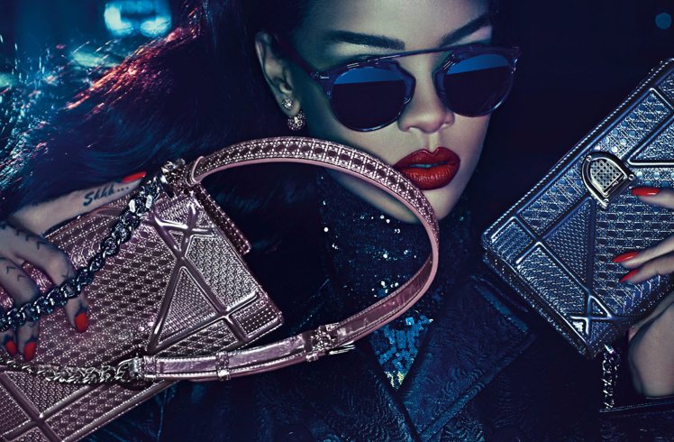 蕾哈娜以其神秘和強烈的風格，於最新廣告中演繹Dior早秋系列。圖／Dior提供