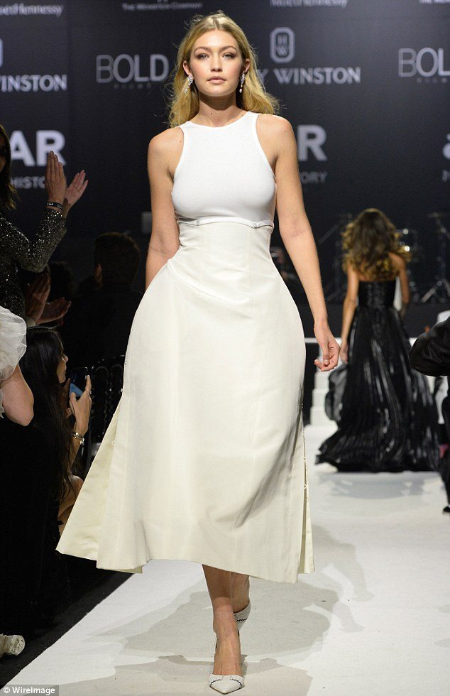 Gigi Hadid 換上白色洋裝與尖頭鞋上台走秀，簡約俐落的剪裁令她展現陽光清新的魅力。圖／擷自每日郵報