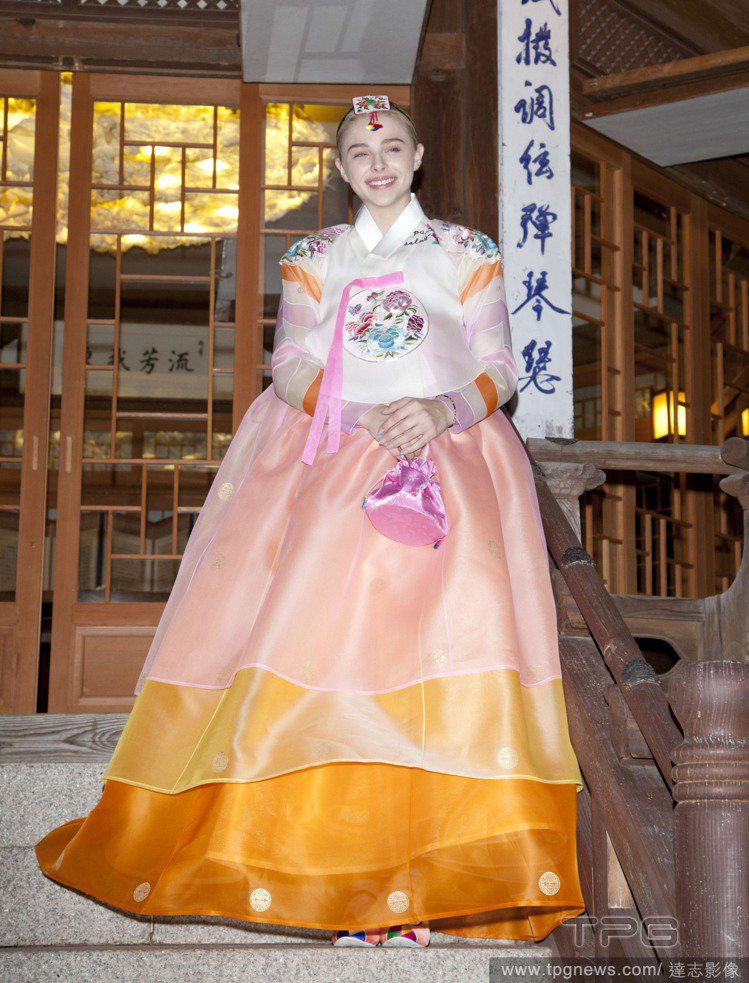 克蘿伊摩蕾茲（Chloe Moretz）日前拜訪南韓，入境隨俗穿上韓服，繽紛的色...
