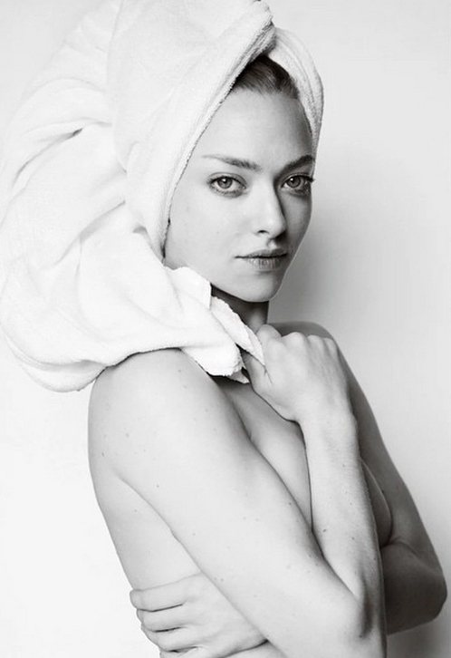 亞曼達賽佛瑞日前為知名時尚攝影師 Mario Testino 拍攝毛巾主題系列海報。圖／擷自instagram
