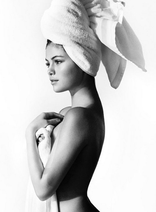 賽琳娜戈梅茲加入時尚攝影師 Mario Testino 毛巾主題拍攝系列。圖／擷自instagram