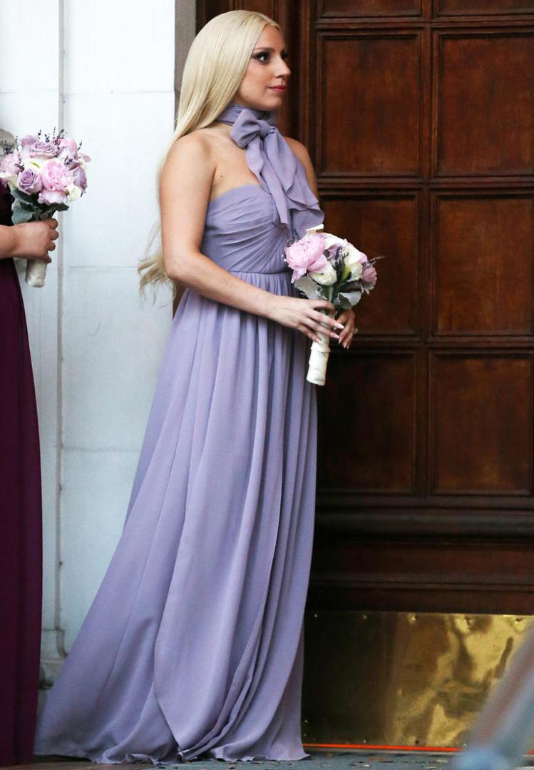 Lady Gaga在今年初當了好友的伴娘，身穿紫色禮服的她雖然還是頂著招牌的妝容，但柔美形象也算是難得一見（簡直跟她為VERSACE代言的廣告造型一模一樣）。圖／擷自theknot.com