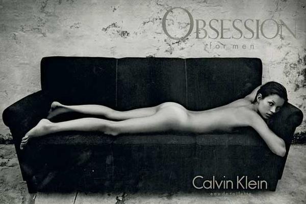 凱特摩絲驚爆，她在17歲拍cK香水廣告時，遭到攝影師男友虐待，光著身子躺在沙發一連10天。圖／cK提供
