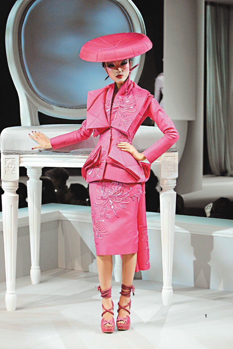 Dior 2007年高級訂製服大秀裴蓓，被欽點走開場。圖／Dior周刊提供
