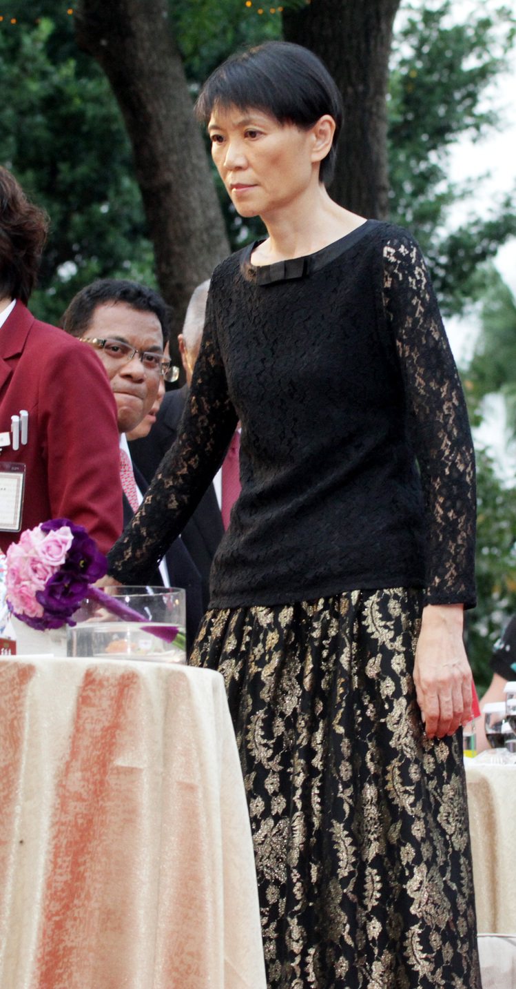 總統夫人周美青（右）昨天下午穿著一襲黑色禮服出席國慶酒會。記者潘俊宏／攝影