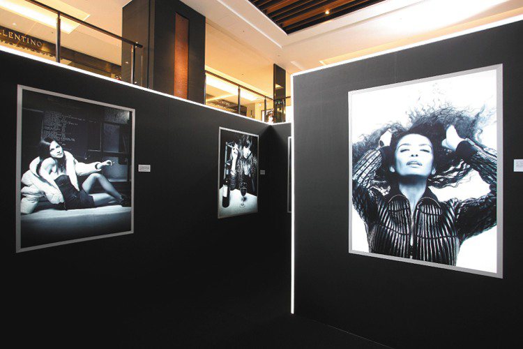 HOGAN在麗晶精品舉辦拉格斐時尚攝影展，展期至23日止。圖／迪生提供
