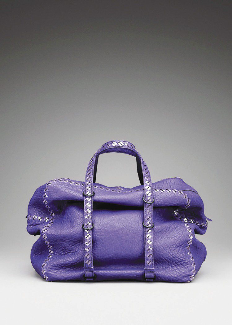 BOTTEGA VENETA藍藤紫軟小羊皮PVC細節手提包121,200元。圖／BV提供