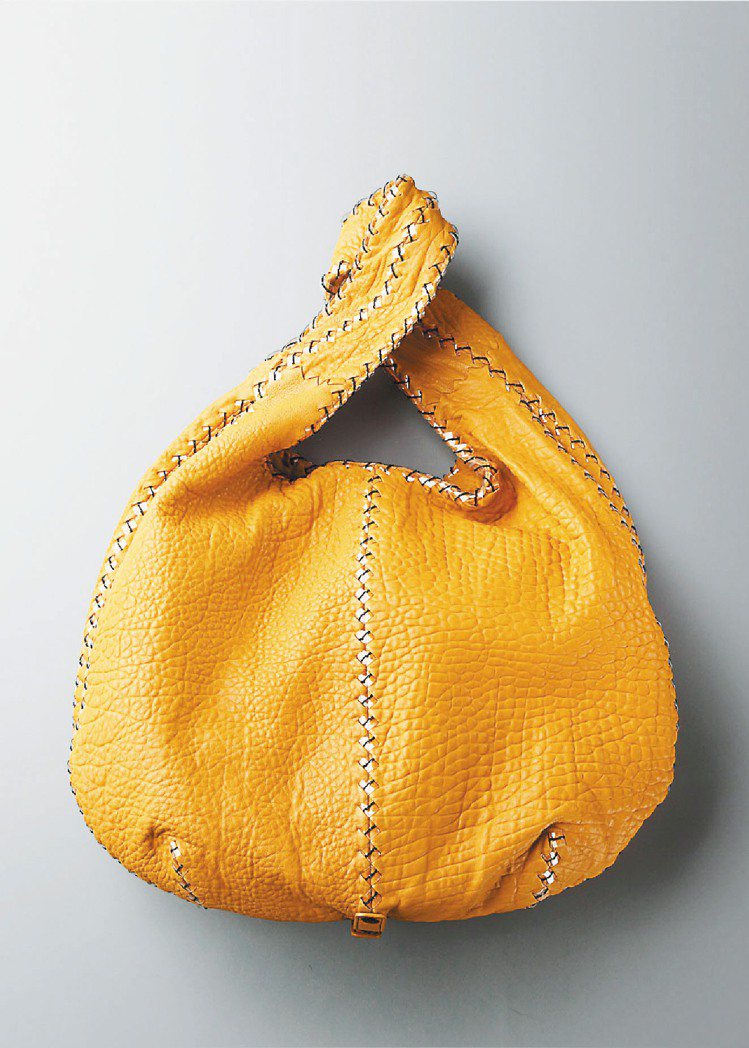 BOTTEGA VENETA艷陽橘軟小羊皮HOBO包款100,400元。圖／BV提供