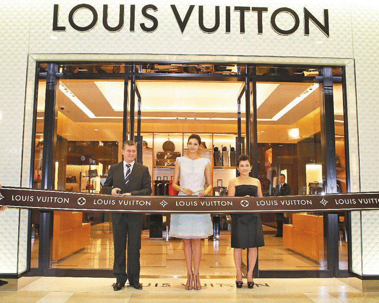 台南LV旗艦店昨天開幕，路易威登亞大區總裁Jean-Baptiste Debains(左起)、林嘉綺、路易威登台灣區總經理楊黛芬等一起剪綵。記者高智洋／攝影