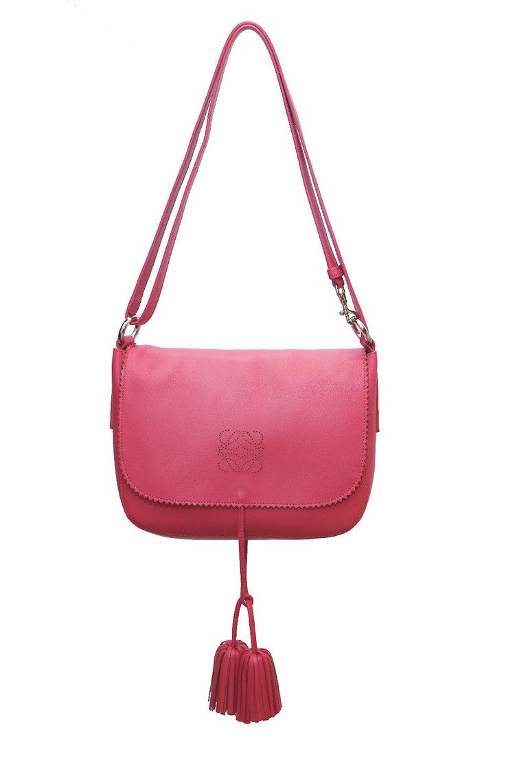 LOEWE桃紅色小SOLE包、57,000元。圖／LOEWE提供