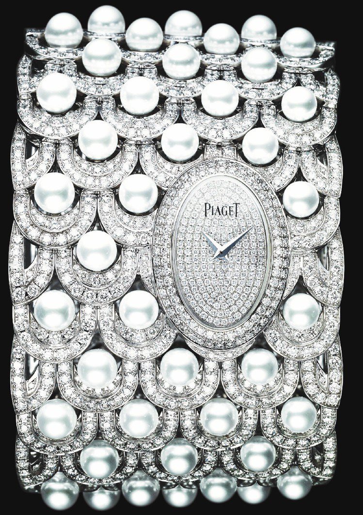 Limelight Paradise系列鑽石腕表，18K白金表殼和表盤鑲嵌274顆鑽石，手鐲式表帶鑲嵌鑽石和白色珍珠，2,547萬5,000元。圖／PIAGET提供
