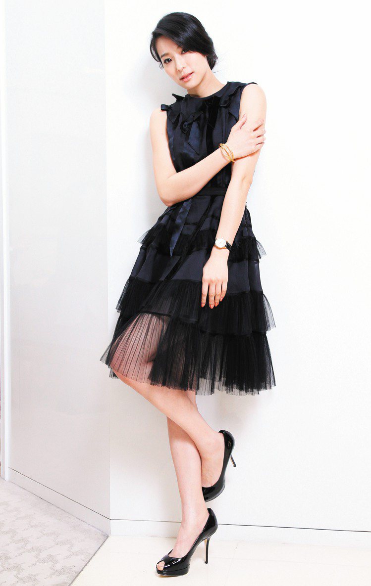 賴雅妍配戴美度表永恆系列玫瑰金鑽表，搭配Dior黑色緞帶削肩薄紗洋裝，黑色Miss Dior高跟鞋。記者陳俊吉／攝影