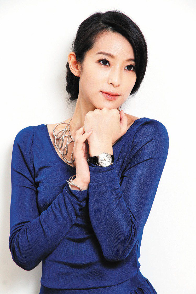賴雅妍以Dior藍色針織洋裝搭配美度永恆系列女爵腕表，充滿春的氣息。Dior金色波紋項鍊；銀色多鍊手環。記者陳俊吉／攝影