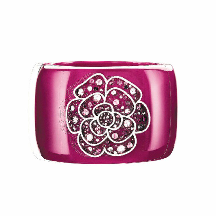 香奈兒紫色水晶山茶花寬手環，67,800元。圖／香奈兒提供
