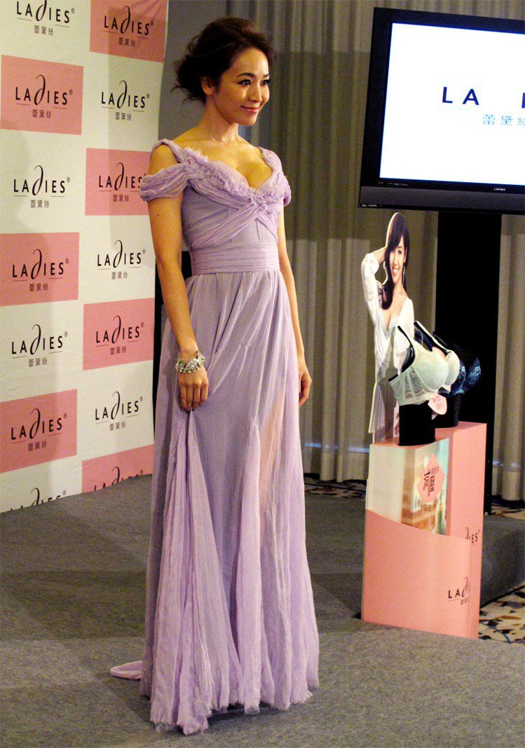 侯佩岑身穿一席紫色雪紡洋裝出席蕾黛絲春夏新品發表會。記者吳曉涵／攝影