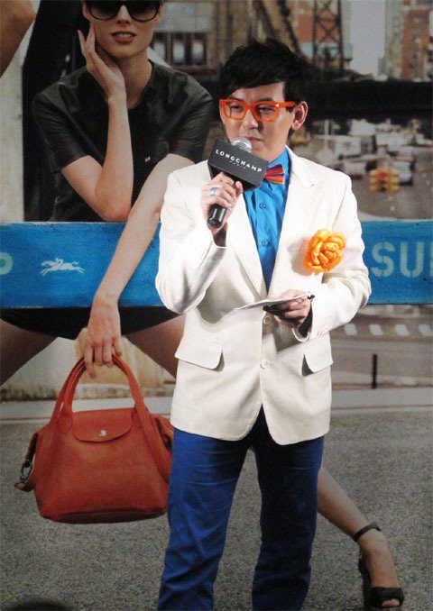主持人黃子佼特別搭配橘色眼鏡與花朵別針來呼應品牌鮮明的春夏色系。記者吳曉涵／攝影