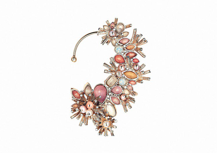 粉彩花朵珍珠耳環，42,200元。圖／CHANEL提供