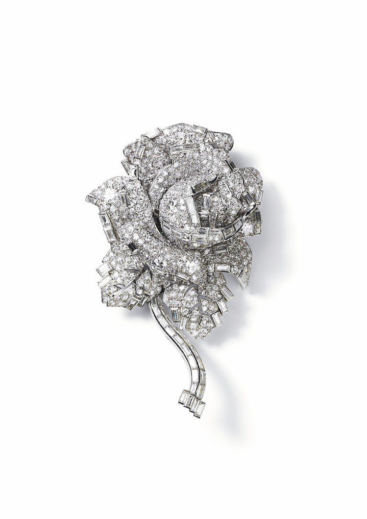 玫瑰造型夾式胸針，1938年作品，英女王伊麗莎白女王二世妹妹瑪格麗特公主所有，鉑金鑲嵌古典車工和長階梯式鑽石。圖／Cartier提供