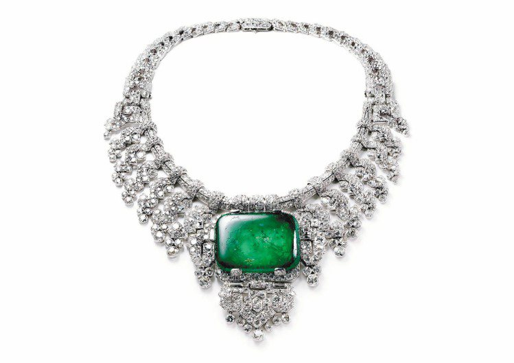 1932年鉑金鑽石祖母綠項鍊，枕形祖母綠重143.23克拉，由美國金融家暨慈善家奧格登米爾斯之女購買。圖／Cartier提供