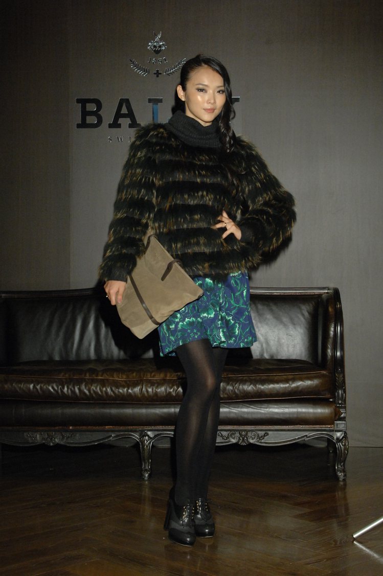BALLY 2012秋冬大量運用皮草與皮革展現奢華感，名模金禧特地返台展演。圖／BALLY提供