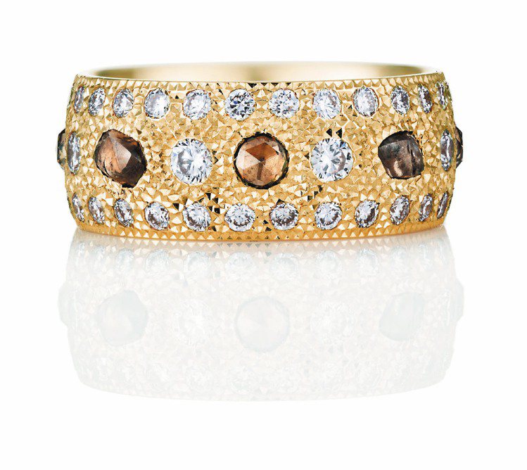 Talisman玫瑰金鑽石原石戒環，共鑲嵌70顆總重2.13克拉鑽石，35萬4,000元。圖／De Beers提供