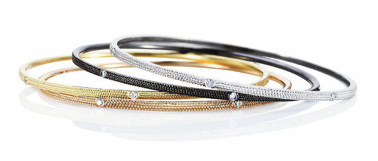 Azulea鑽石手環，18K白金、黑金、黃金和玫瑰金，各鑲嵌6顆鑽石，每只10萬元。圖／De Beers提供