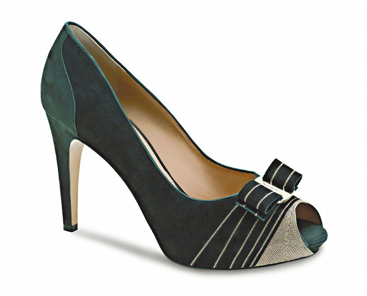 Ferragamo金屬鍊帶裝飾魚口鞋，39,900元。圖／Ferragamo提供