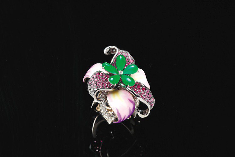 翡翠花形琺瑯戒指，鑲嵌翡翠、1.27克拉鑽石、粉紅剛玉和紅寶石，88萬8,000...