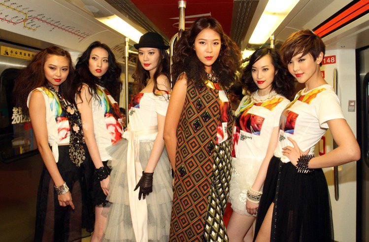 2012年「Fashion's Night Out全球購物夜」以高捷車廂作展演舞台，名模林又立（左）帶領走秀。記者劉學聖／攝影
