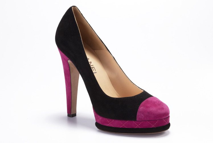 香奈兒工坊系列紫紅麂皮高跟鞋，30,800元。圖／CHANEL提供