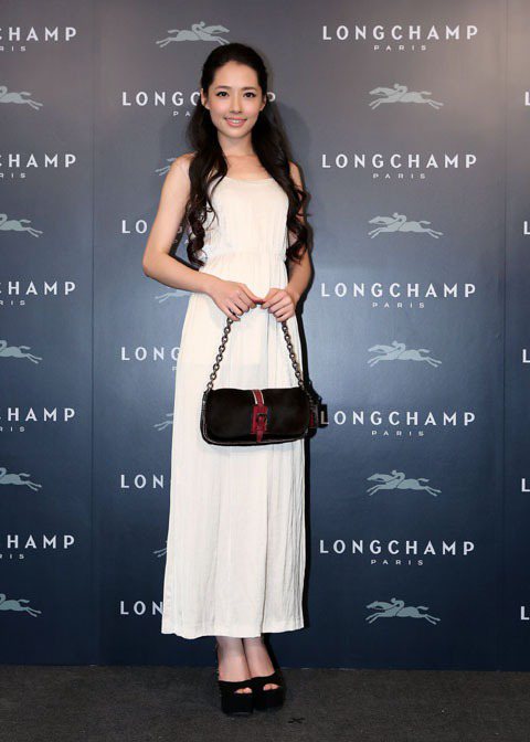 清新女星郭碧婷出席「Longchamp板橋大遠百形象店開幕派對」。圖／Longchamp提供