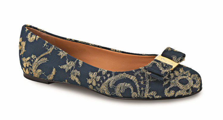 Ferragamo TARITAQ藍色立體繡花平底鞋18,900元。圖／Ferragamo提供