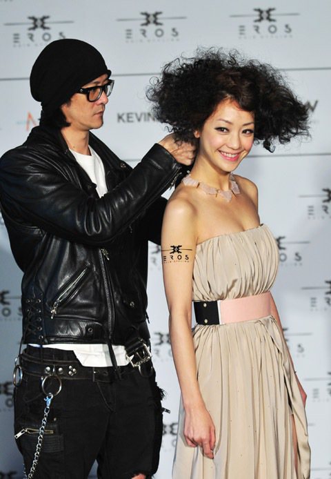 EROS Hair-Styling舉行2013趨勢髮型發表，由創意總監黃國鎮（左）和年度代言人謝欣穎（右）表演變髮秀。記者邱德祥／攝影