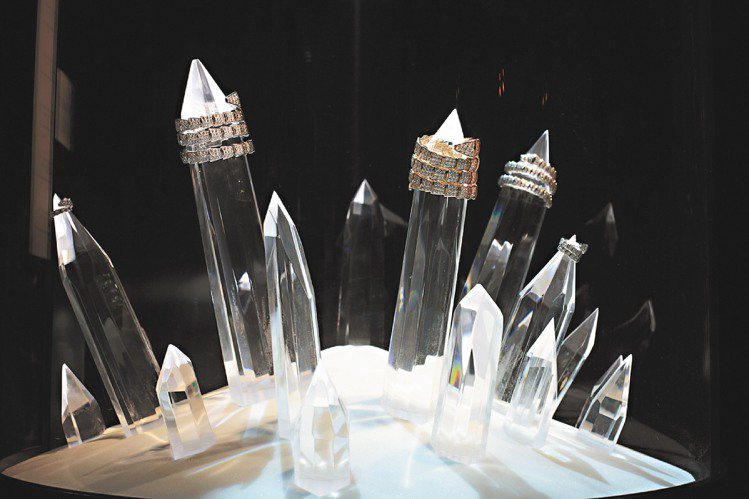 靜態珠寶展中，松尾高弘結合數位藝術，並以沙漏方式展示珠寶的亙久美麗。圖／BVLGARI提供