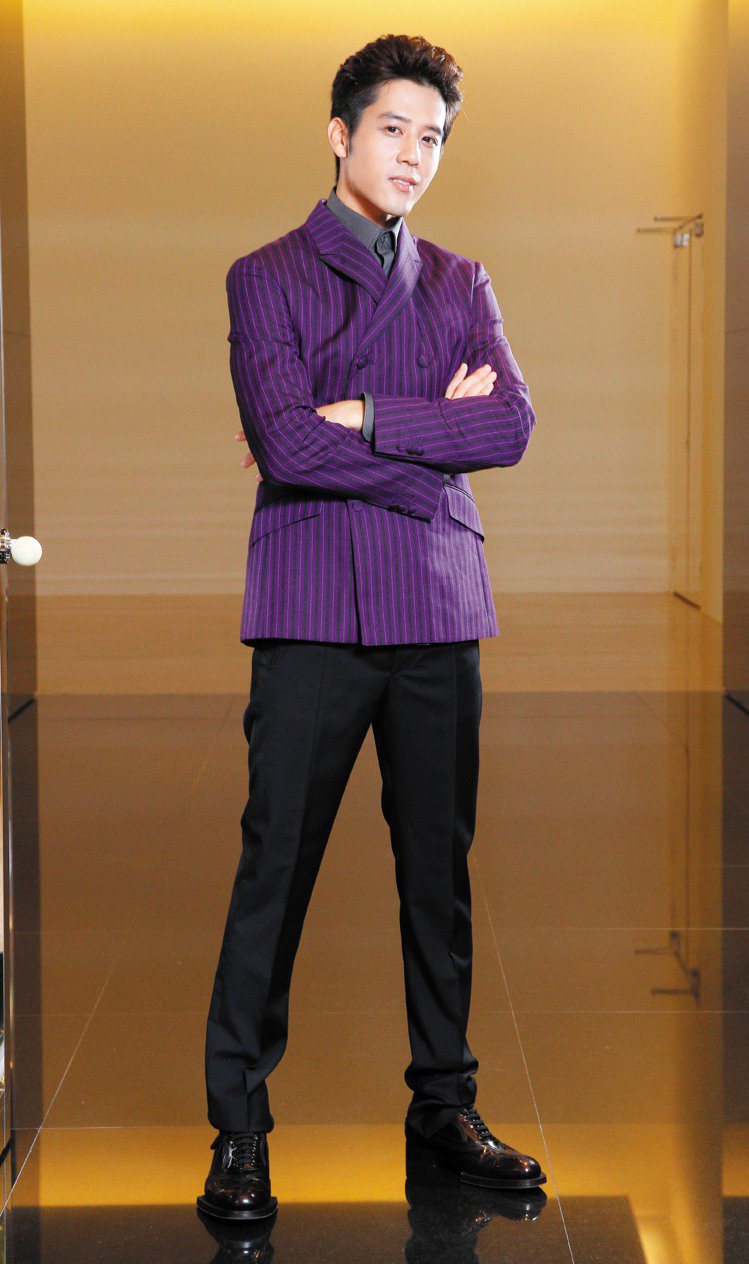 胡宇威穿PRADA紫色條紋西裝66,000元、灰色襯衫13,500元、深色西褲26,000元、鞋子43,500元。記者陳俊吉／攝影