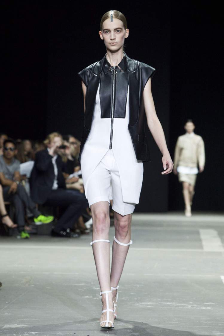 王大仁2013春夏女裝利用黑、白與幾何線條展現未來感。圖／路透