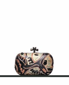 早春蝴蝶意象拼接水蛇皮KNOT，售價12萬7,300元。圖／BV提供