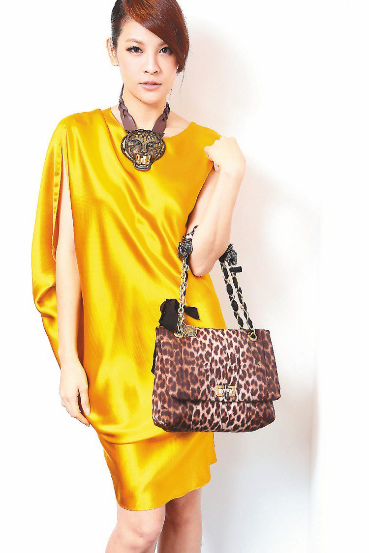 LANVIN黃色絲緞洋裝57,200元、豹紋Happy包11萬6,800元。記者陳立凱／攝影