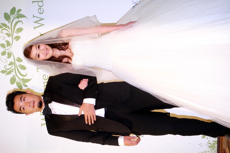 路嘉怡身穿C.H Wedding婚紗與老公湯宗霖步上紅毯完成終身大事。記者徐兆玄／攝影