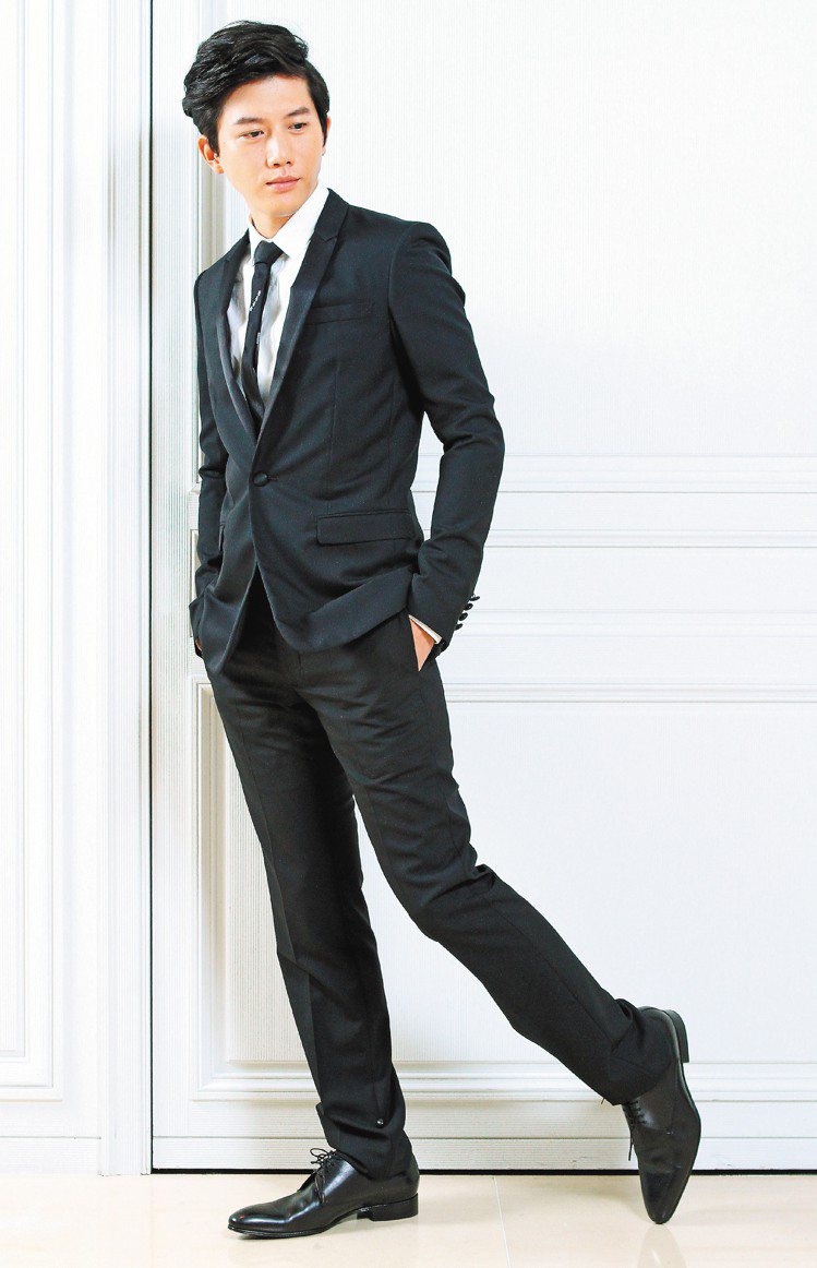 莫子儀穿Dior Homme白色襯衫26,000元、黑色西裝外套10萬3,000元、黑色西裝長褲24,000元、黑色蜜蜂領帶6,500元、黑色皮鞋24,000元。記者陳俊吉／攝影