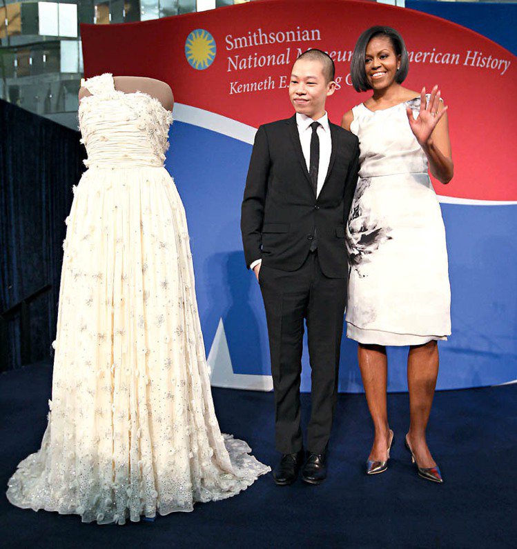 美國第一夫人蜜雪兒歐巴馬四年前在歐巴馬就職總統舞會上就穿Jason Wu的禮服，之後捐給史密森博物館典藏。圖／法新社