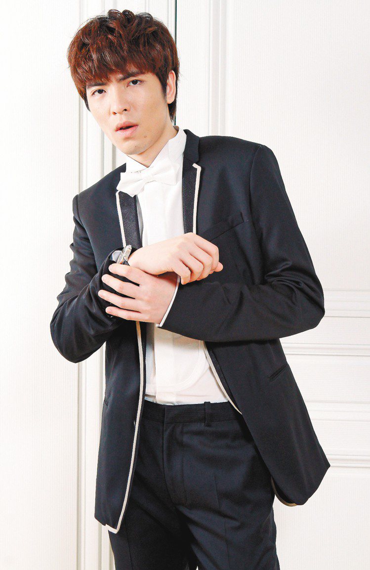 蕭敬騰穿Dior Homme白色襯衫26,000元、黑色西裝外套87,000元、...