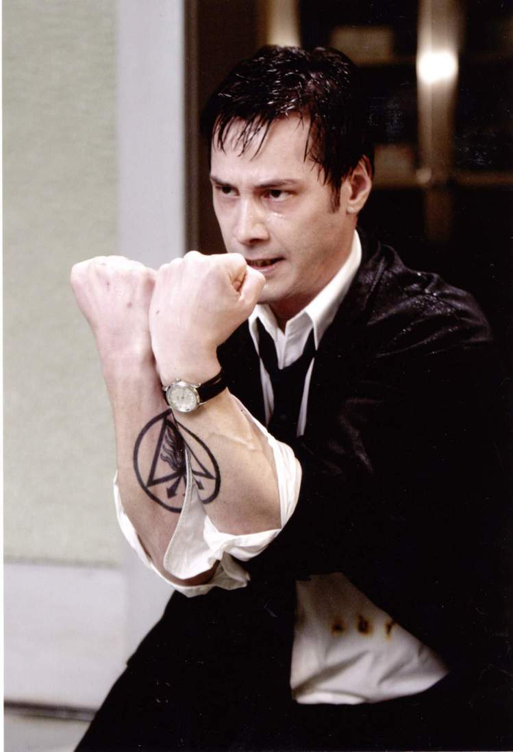 基努李維在「驅魔神探」中戴著ORIS古典系列腕表驅魔。圖／ORIS提供