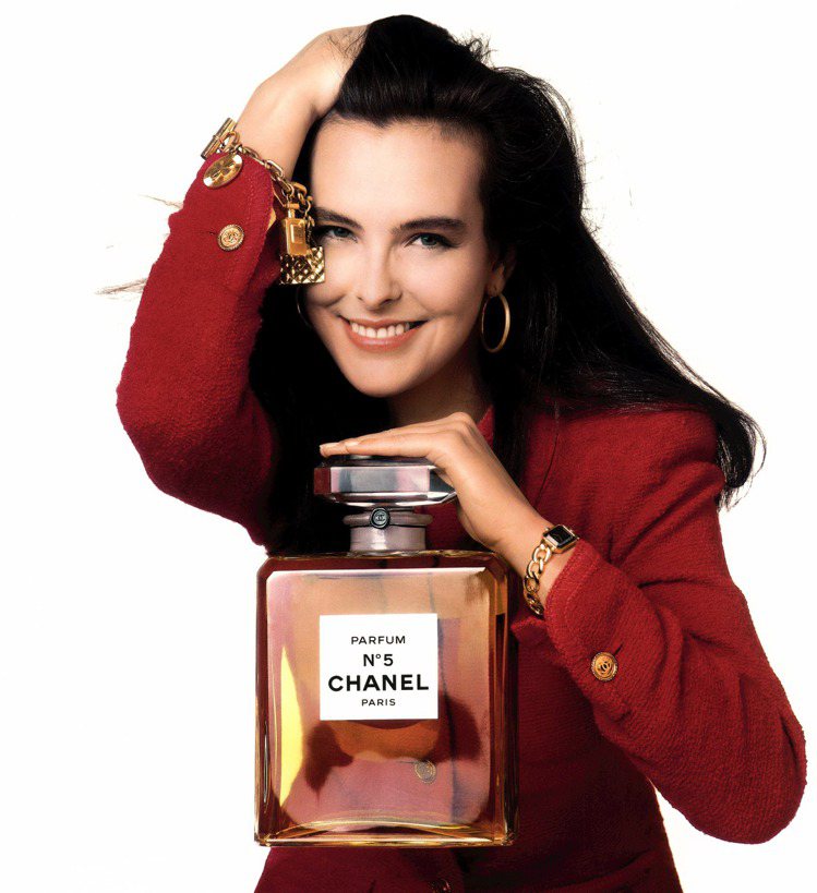 法國女星卡洛波桂曾於1989年為香奈兒香水拍形象廣告，她手上配戴的便是PREMIERE系列。圖／香奈兒提供