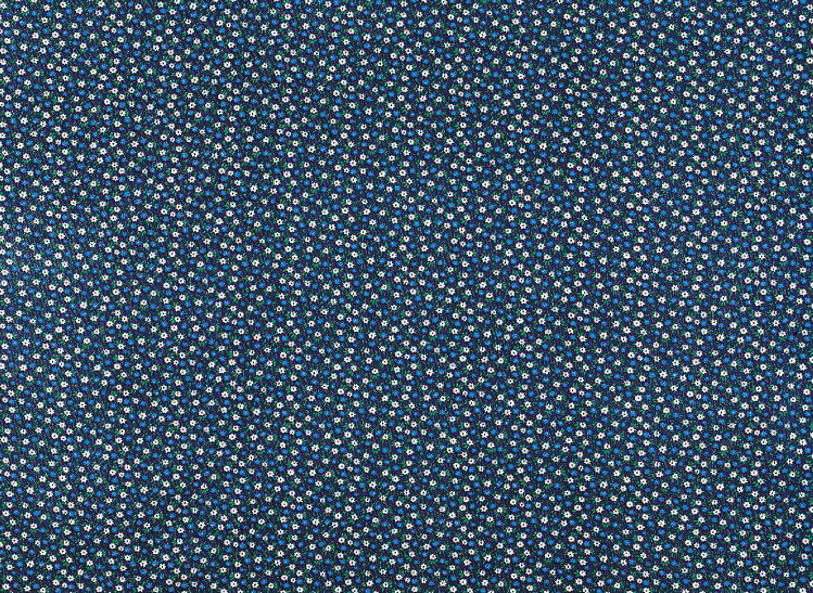 藍色小碎花，早期滾筒式「鐵牛仔」印染，受限技術，花色圖案都較簡單，最常用在農家婦女斗笠包巾與袖套。 圖／大塊文化提供