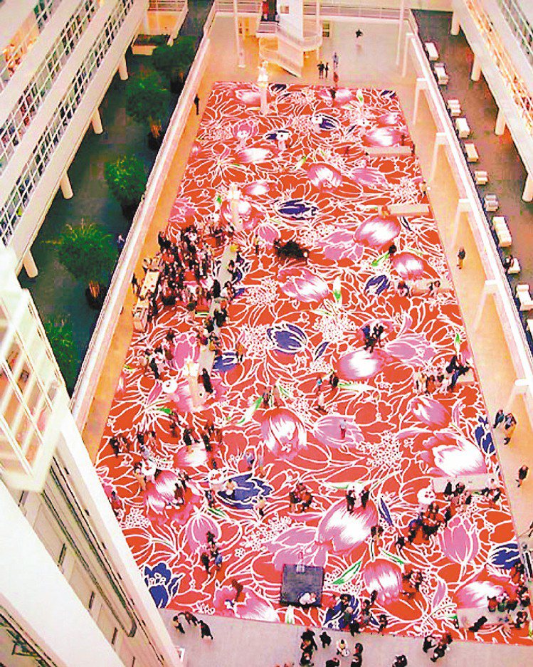 林明弘用荷蘭的非官方國花鬱金香，創作了這件大型公共藝術，他刻意將圖樣放大到極限，讓人在上面顯得渺小。圖／誠品畫廊提供