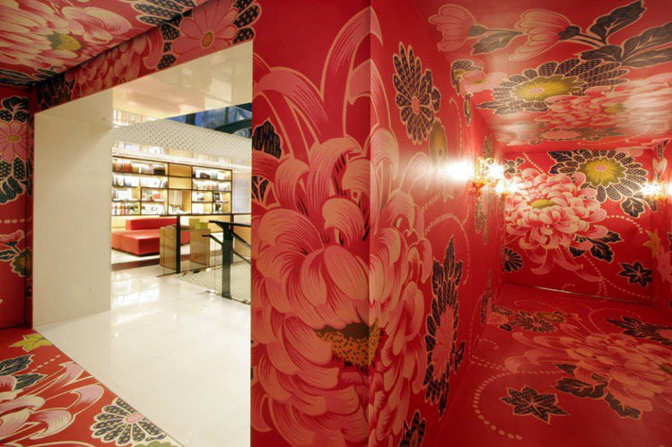 林明弘於2006年為LV台北中山店貴賓室和書廊打造空間，09年書廊重新改裝成藝文空間，將林明弘的牆面打掉，保留其中7塊部分牆面義賣，所得捐助台灣新生代藝術家。圖／誠品畫廊提供