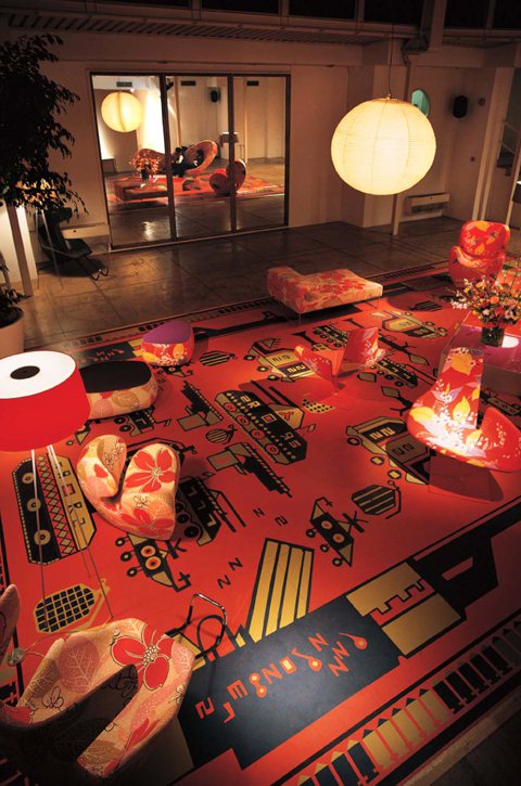 林明弘《SPRING 2003》，地毯上都是坦克車、手榴彈等武器圖樣，來自於1970年代蘇俄入侵阿富汗時期製造的地毯，林明弘刻意製造矛盾，在安逸環境中製造不安焦慮感。圖／誠品畫廊提供