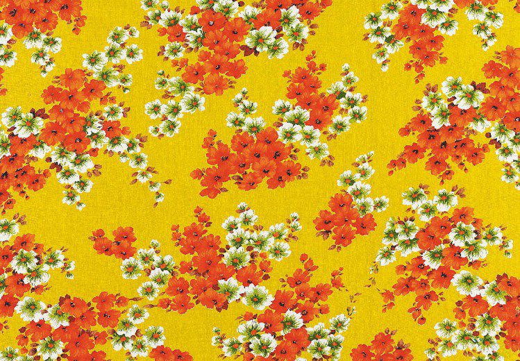遠東紡織的絲光府綢質地細緻，細節上帶有若隱若現的光澤，花叢流動在橘色視覺上，架構出典雅的層次。記者陳俊吉／攝影