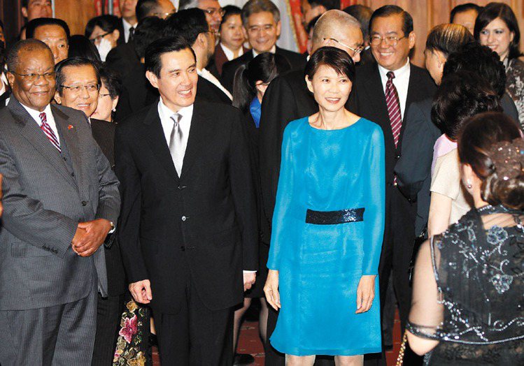 2013年520總統就職酒會，周美青身著一席孔雀藍洋裝新衣，設計師林國基看電視發現是自己的作品興奮到尖叫。圖／聯合報資料照